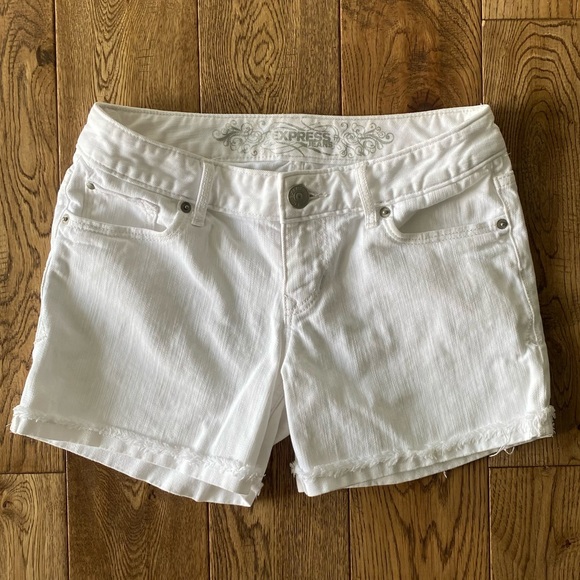 Express white frayed hem denim shorts - Picture 2 of 6